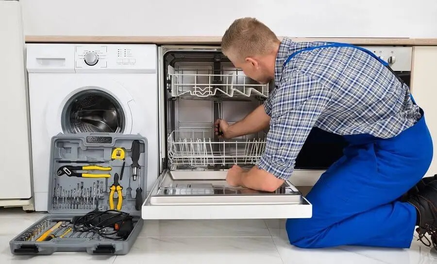Sincan Whirlpool servisi teknisyen ekibi beyaz eşya tamiri yaparken